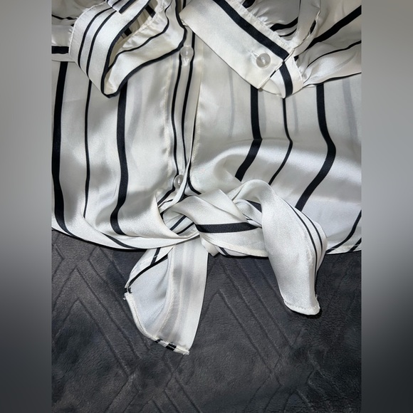 4/$10 Bundle Sale: EUC Long Sleeve Blouse - Picture 4 of 6